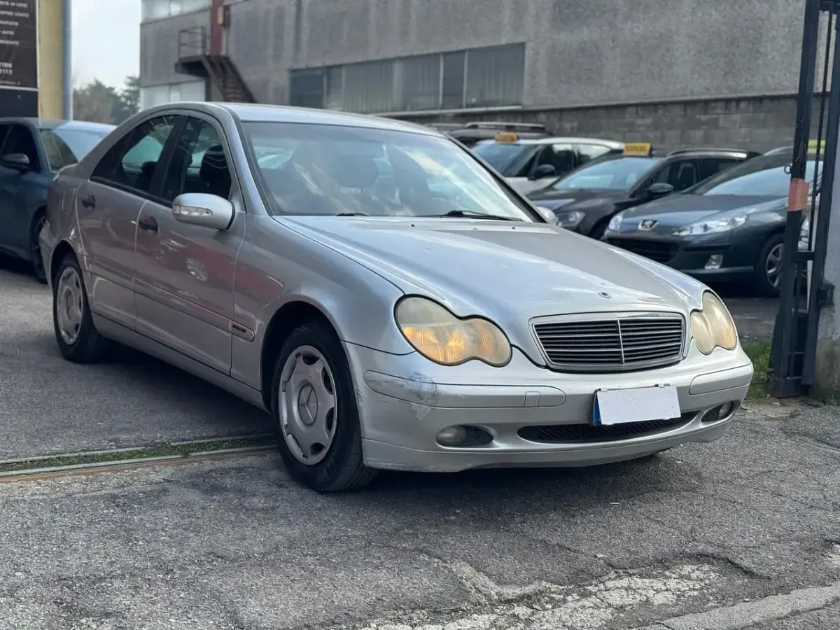 Usata Mercedes C180 Elegance 129 CV (94 kW) 2001 Grigio Berlina