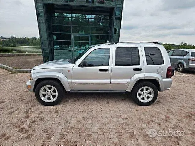 Usata Jeep Cherokee 163 CV (119 kW) 2008 Grigio SUV