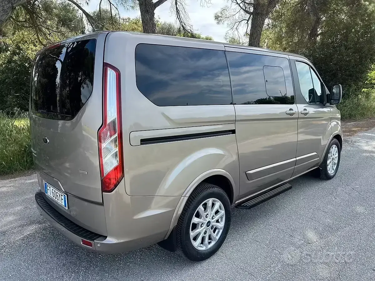 Usata Ford Tourneo Titanium 131 CV (96 kW) 2019 Marrone Monovolume