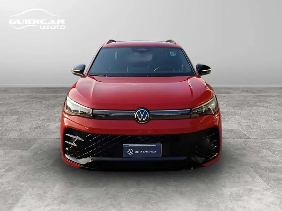 Begagnad VW Tiguan Allspace R-line 193 HK (141 kW) 2024 Röd SUV