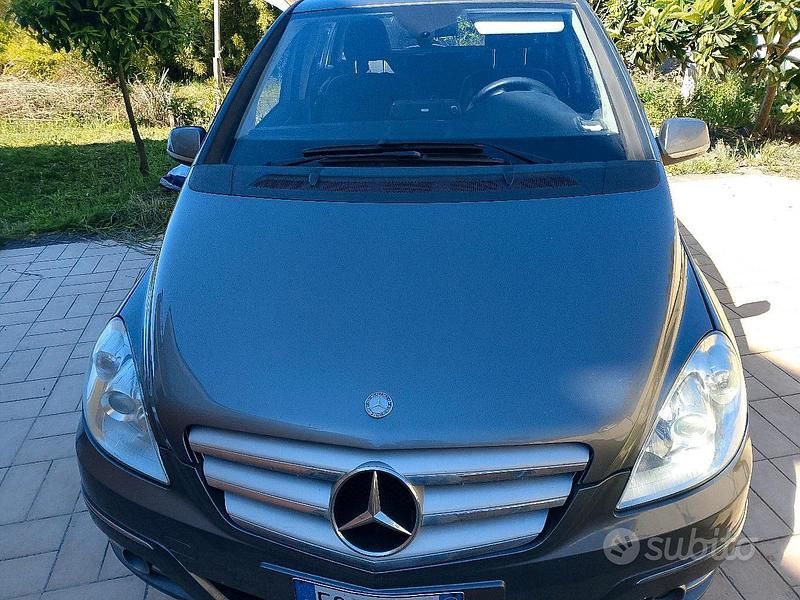 Usata Mercedes B200 2012 Grigio Monovolume