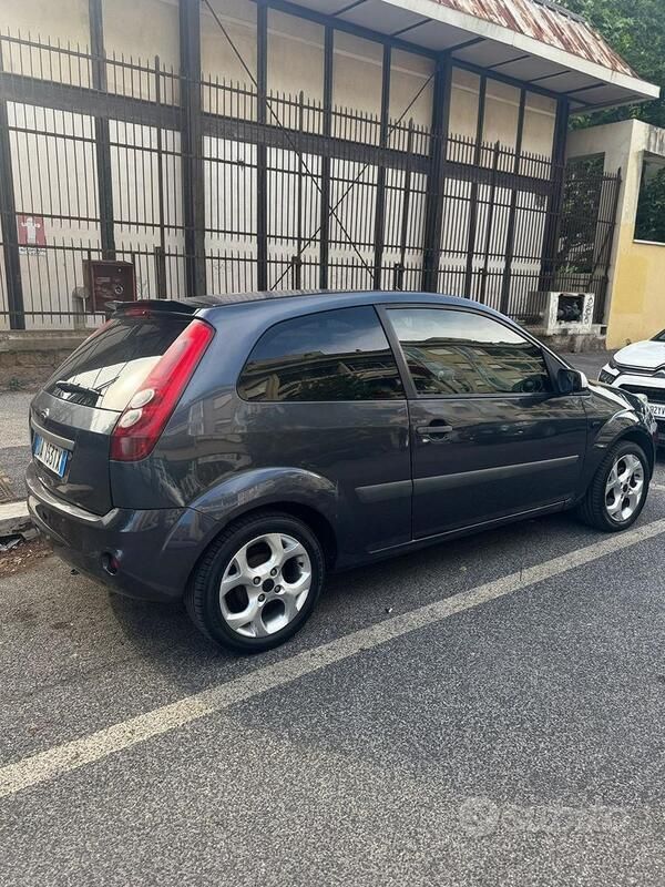 Usata 2006 Ford Fiesta Due volumi | 1200 € (Buon prezzo) - Immagine 1/4