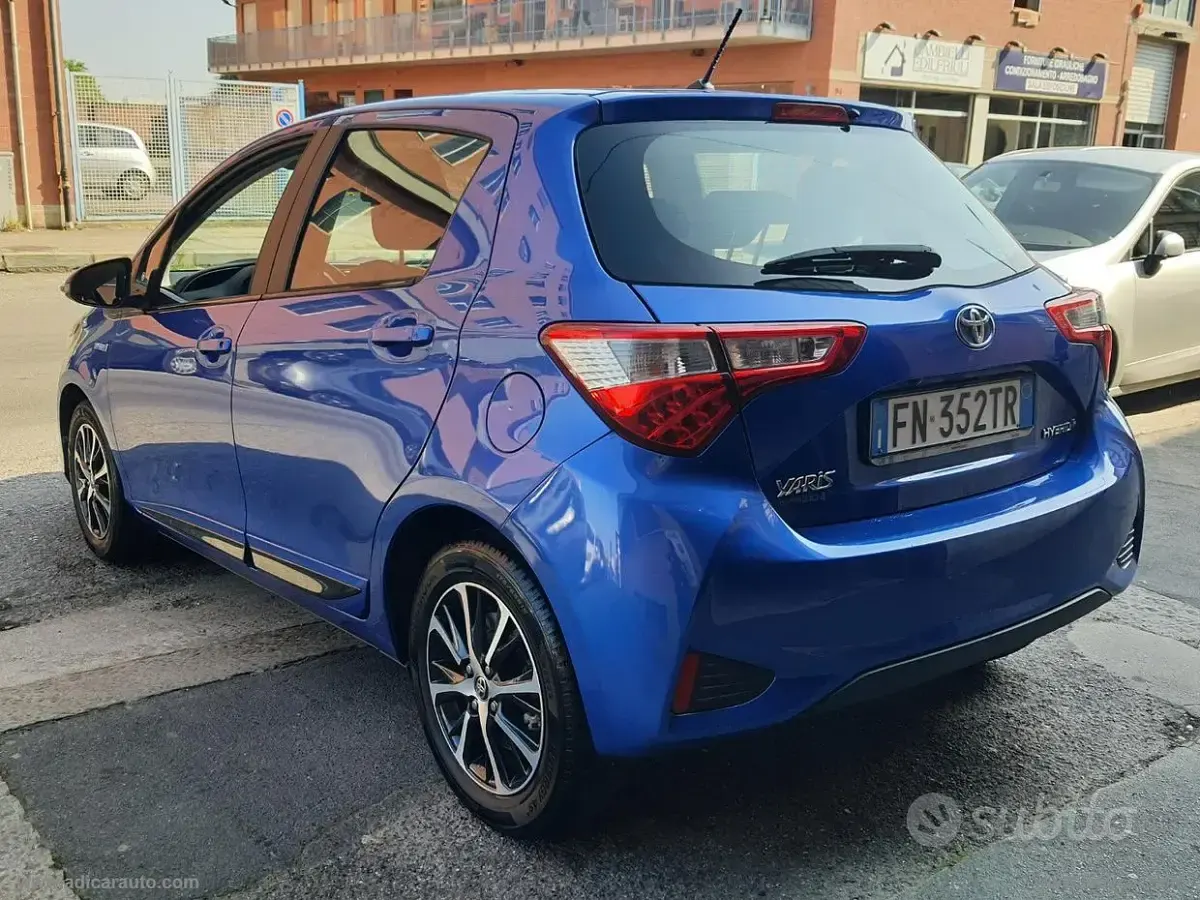 Usata Toyota Yaris Hybrid 73 CV (53 kW) 2018 Blu/azzurro Berlina