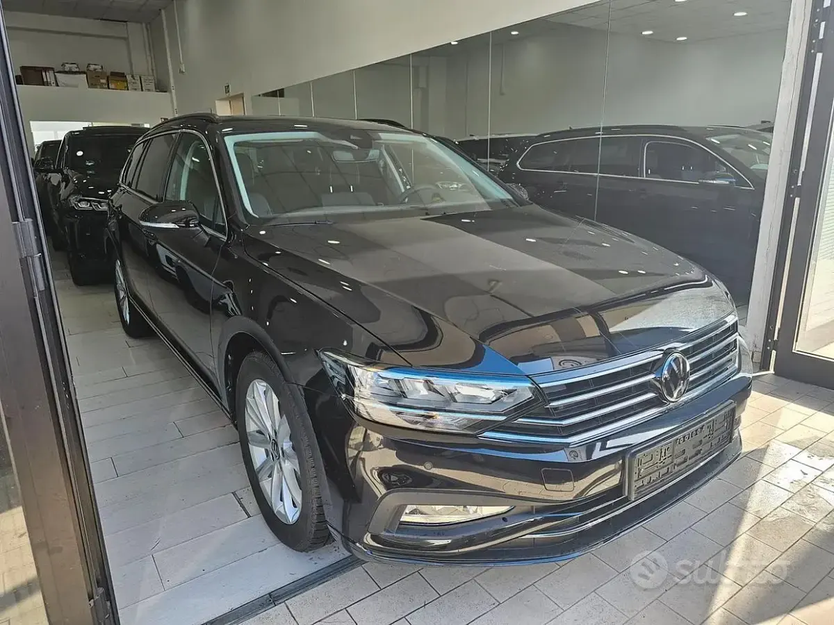 Usata VW Passat S 150 CV (110 kW) 2023 Deep black Station wagon