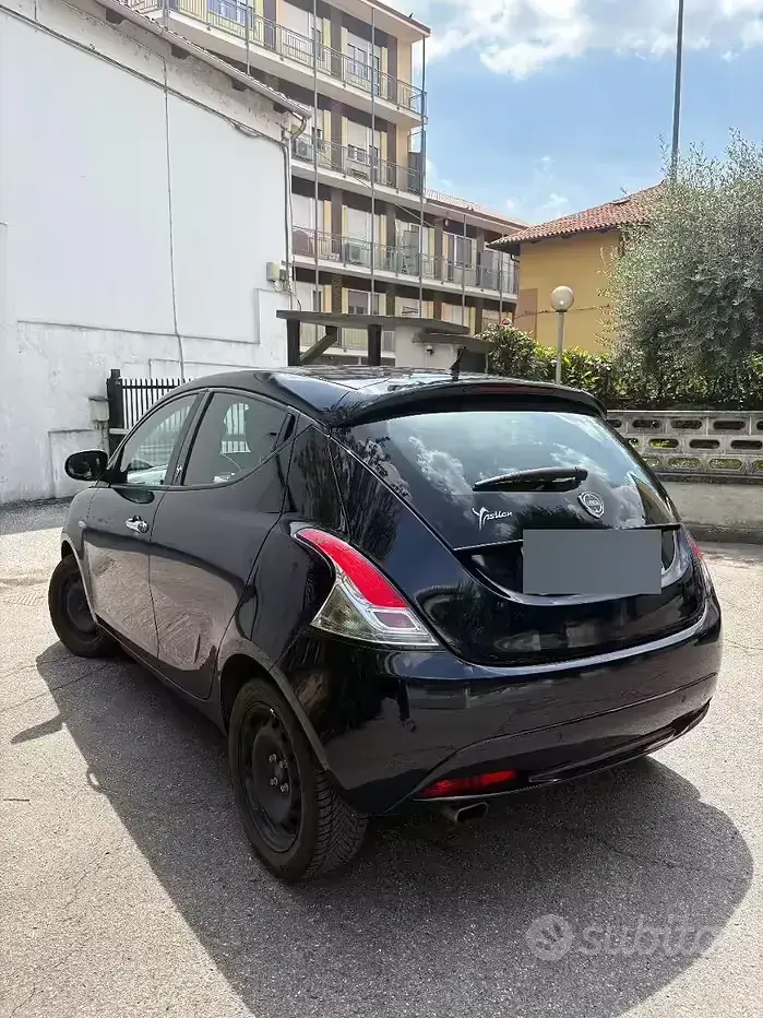 Usata Lancia Ypsilon Silver 69 CV (50 kW) 2017 Bluazzurro Utilitaria
