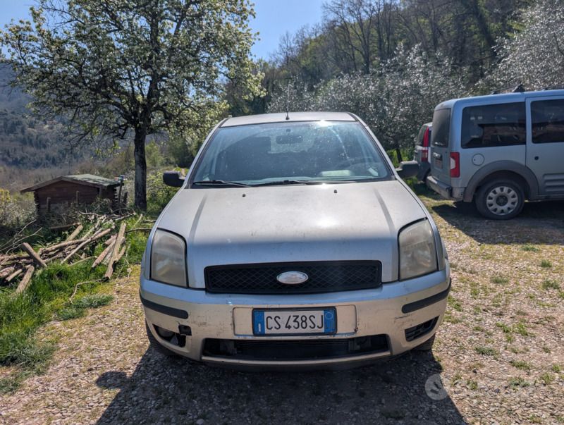 Usata Ford Fusion 68 CV (50 kW) 2004 Grigio Berlina