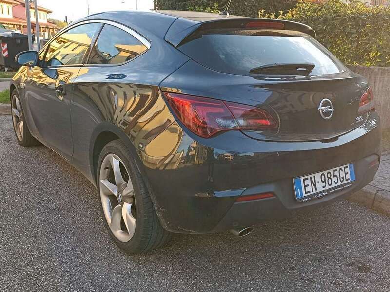 Usata Opel Astra GTC 140 CV (102 kW) 2012 Nero Coupé