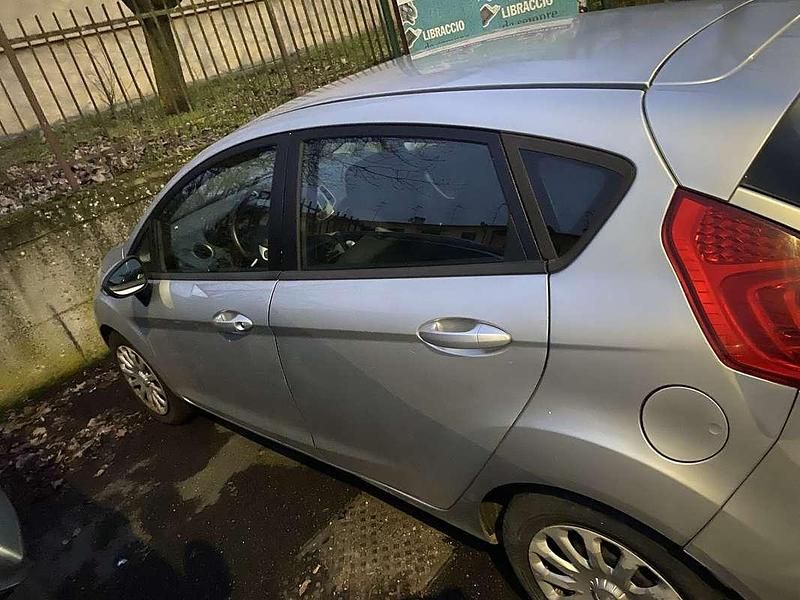 Usata Ford Fiesta 68 CV (50 kW) 2010 Argento Utilitaria