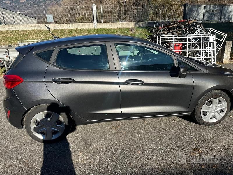 Usata Ford Fiesta 70 CV (51 kW) 2018 Grigio Utilitaria