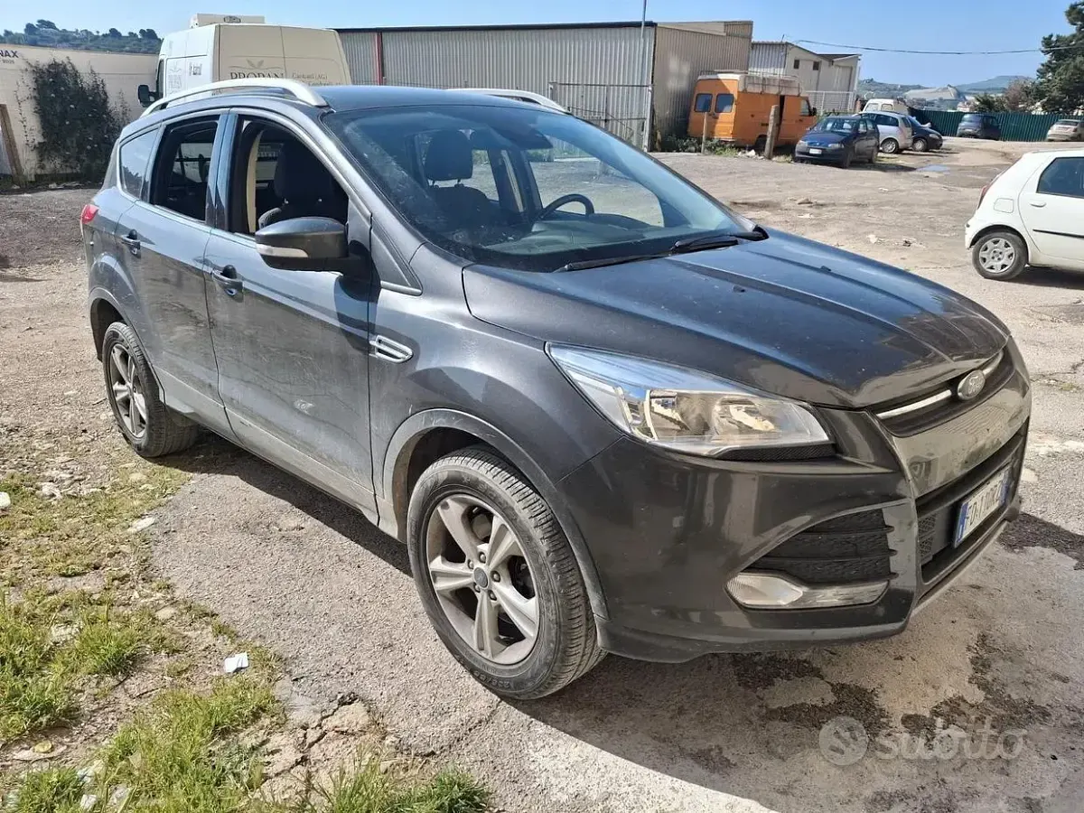 Usata Ford Kuga 120 CV (88 kW) 2016 Grigio SUV