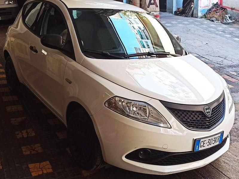 Usata Lancia Ypsilon Gold 69 CV (50 kW) 2021 Bianco Utilitaria
