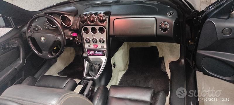 Begagnad Alfa Romeo Spider 144 HK (105 kW) 1999 Svart Cab