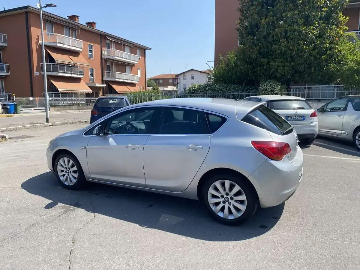 Usata Opel Astra Cosmo 110 CV (80 kW) 2010 Argento Berlina