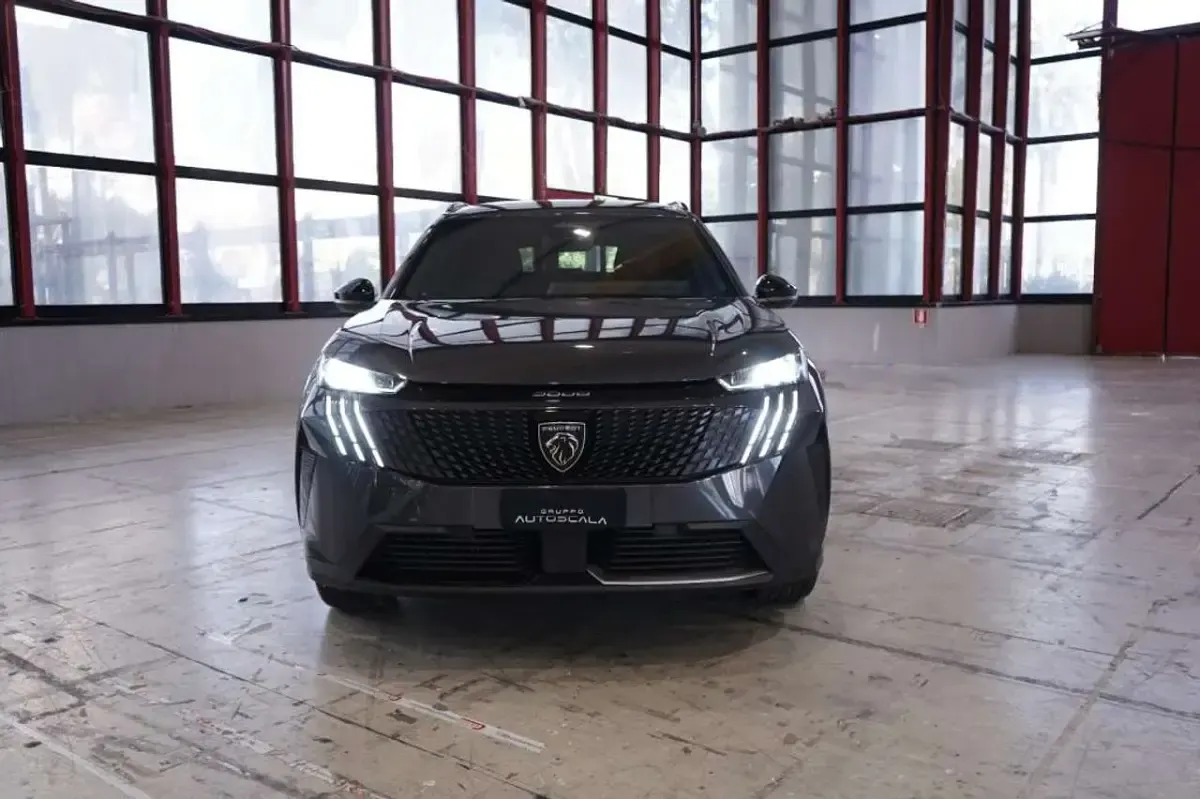 Usata Peugeot 5008 Allure 136 CV (100 kW) 2025 Grigio platinum SUV