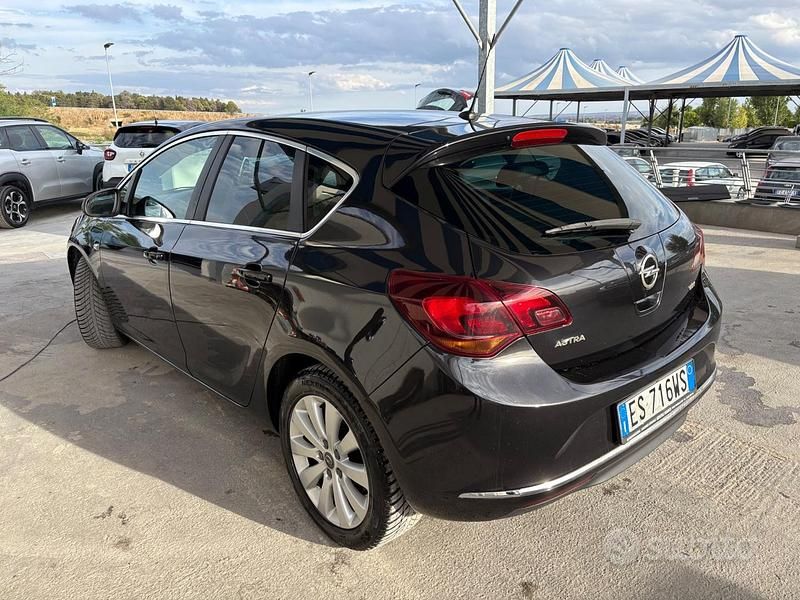 Usata Opel Astra Cosmo 110 CV (80 kW) 2014 Nero Berlina