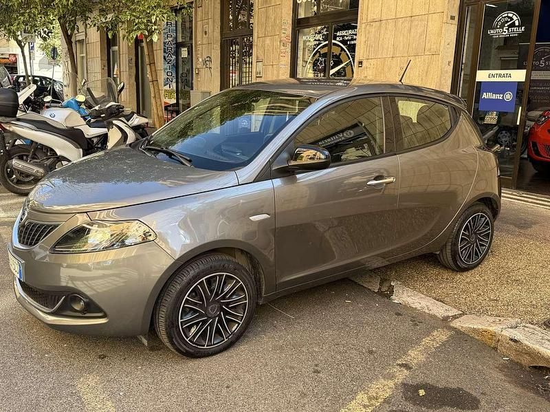 Usata Lancia Ypsilon Gold 71 CV (52 kW) 2023 Grigio pietra metallizzato Utilitaria