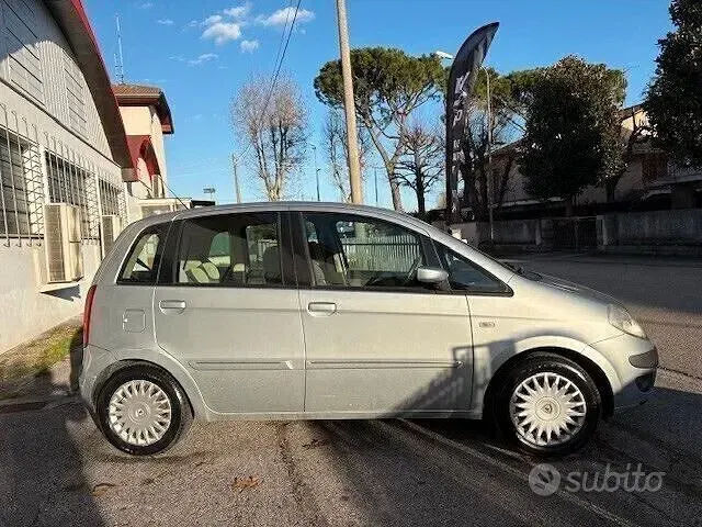 Begagnad Lancia Musa 69 HK (50 kW) 2005 Grå Minibuss