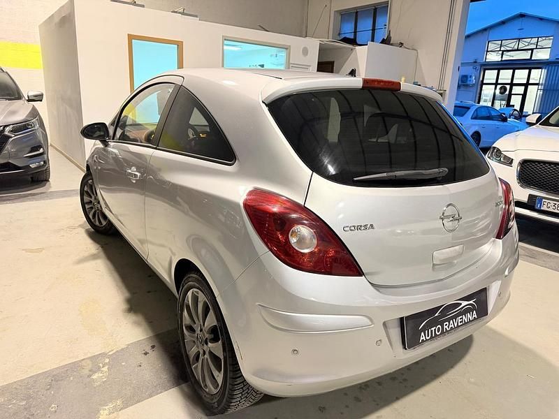 Usata Opel Corsa 75 CV (55 kW) 2011 Argento Utilitaria