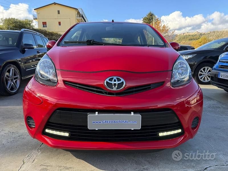 Brugt Toyota Aygo Connect Style 67 HK (49 kW) 2013 Rød Hatchback
