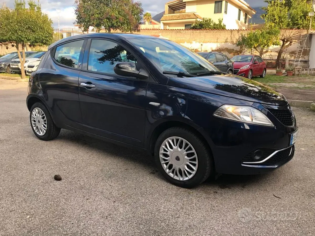 Usata Lancia Ypsilon Gold 69 CV (50 kW) 2017 Blu Utilitaria