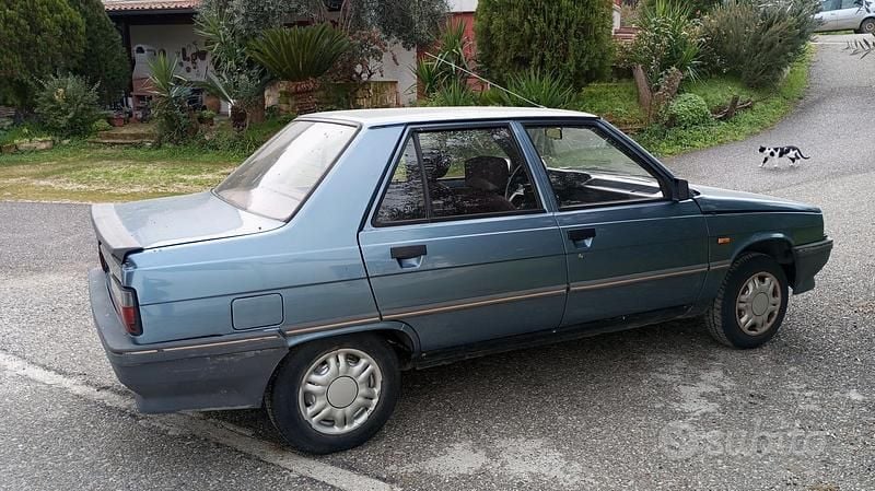 Usata Renault R9 54 CV (39 kW) 1987 Grigio Berlina