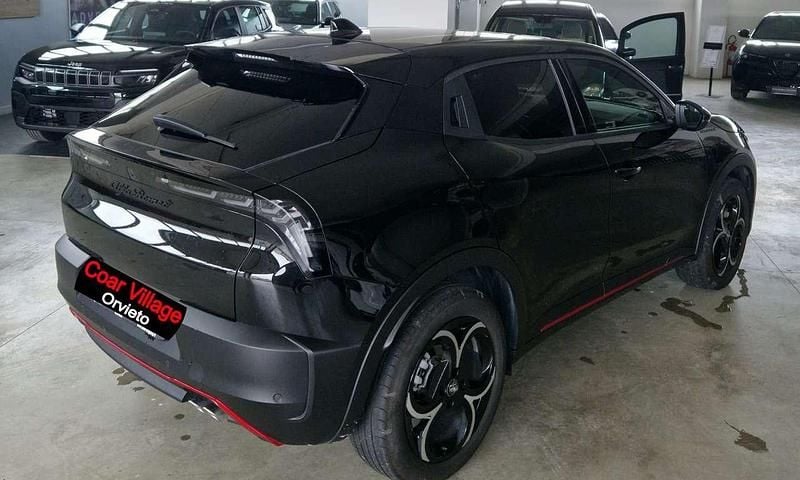 Käytetty Alfa Romeo Junior Edizione Speciale 136 HP (100 kW) 2025 Musta Katumaasturi