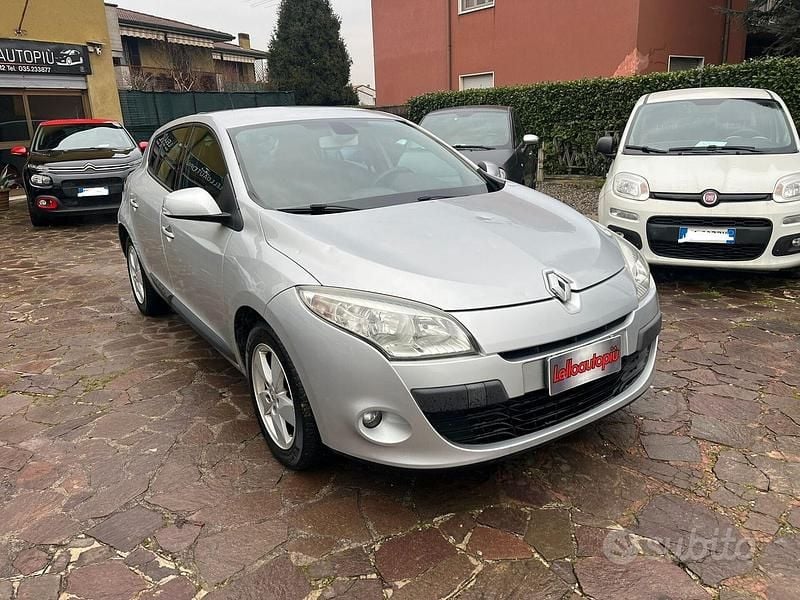 Grigio Usata 2010 Renault Mégane Luxe Berlina | 2300 € - Immagine 1/4
