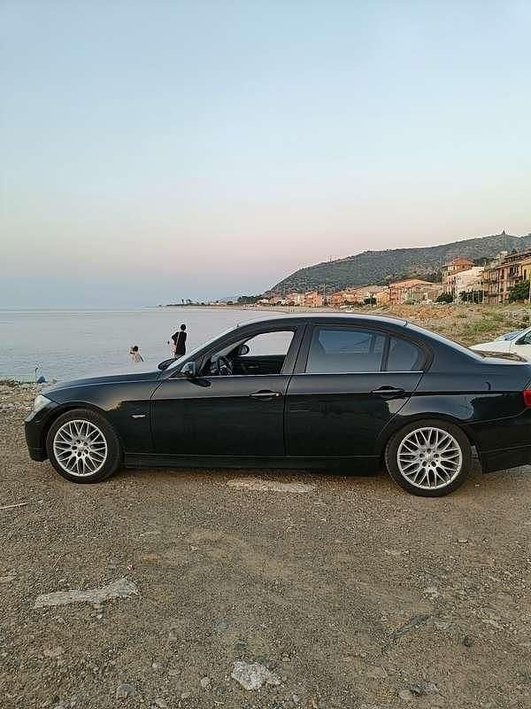 Usata 2008 BMW 325 Comfort Edition Tre volumi | 7990 € (Buon prezzo) - Immagine 1/4