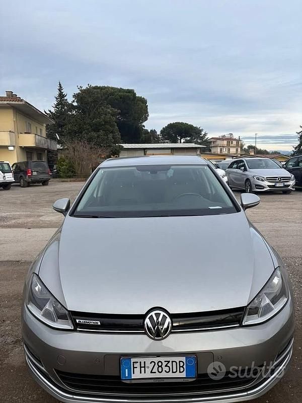 Grigio Usata 2017 VW Golf Tre volumi | 10.800 € (Ottimo prezzo) - Immagine 1/4