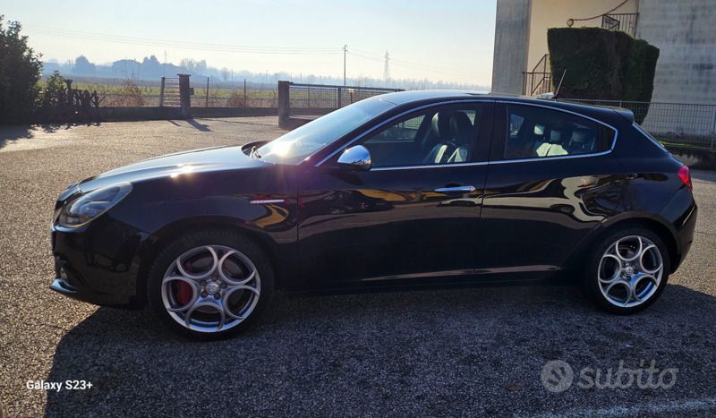 Nero Usata 2014 Alfa Romeo Giulietta Exclusive Due volumi | 9000 € (Cara) - Immagine 1/4