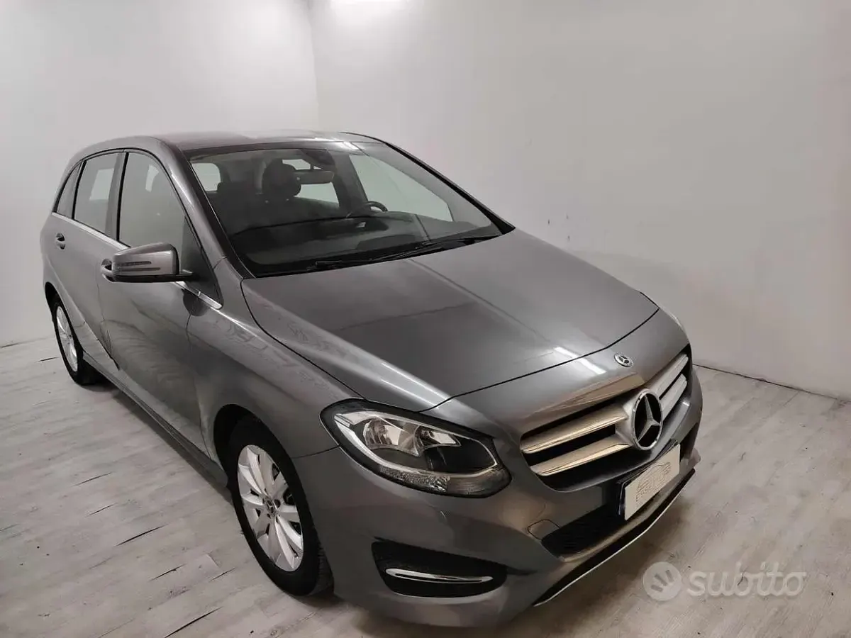 Usata Mercedes B200 Executive 136 CV (100 kW) 2018 Grigio Utilitaria