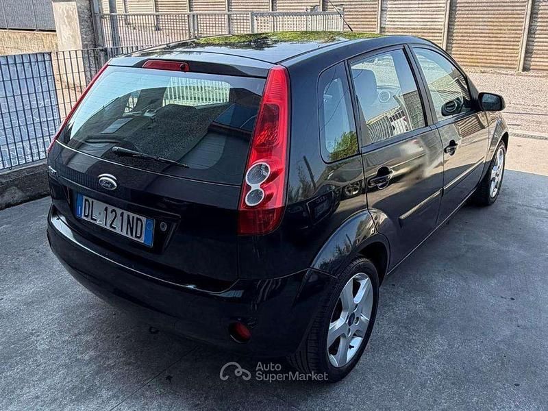 Usata Ford Fiesta Ghia 75 CV (55 kW) 2007 Nero Utilitaria
