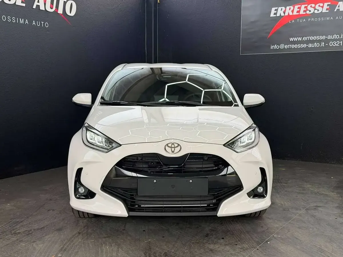 Nuova Toyota Yaris Hybrid 92 CV (67 kW) 2026 Super white Berlina