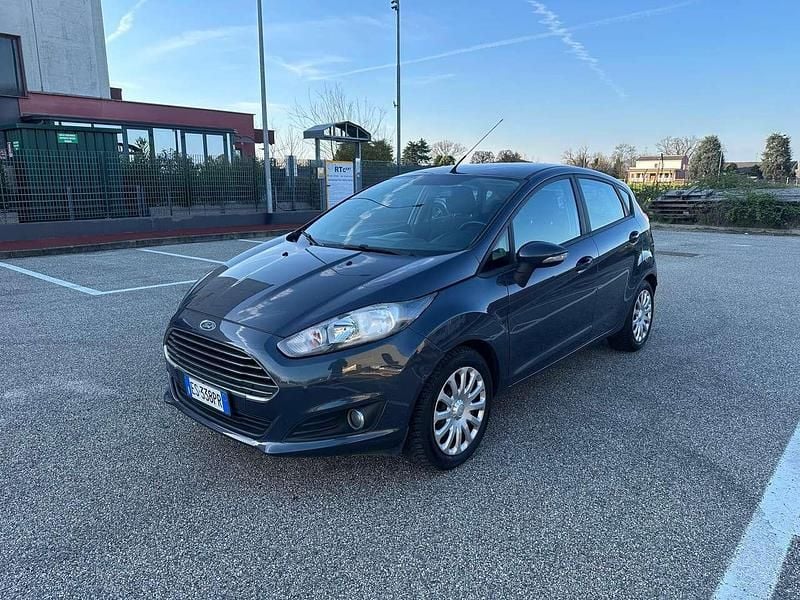 Usata Ford Fiesta 75 CV (55 kW) 2013 Grigio Utilitaria