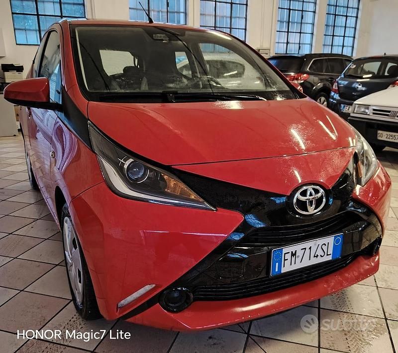 Usata Toyota Aygo Business Edition 69 CV (50 kW) 2017 Rosso Utilitaria