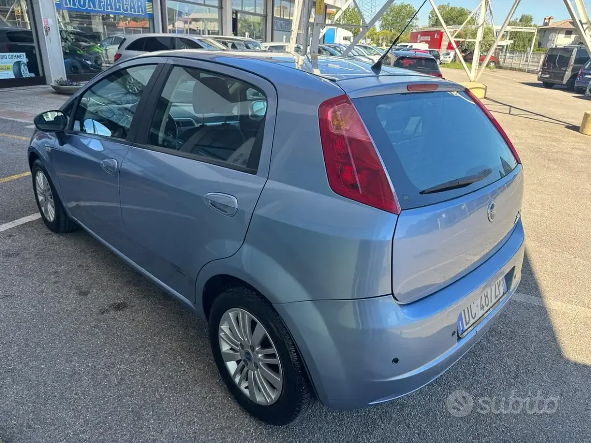 Usata Fiat Grande Punto Emotion 90 CV (66 kW) 2006 Bluazzurro Utilitaria