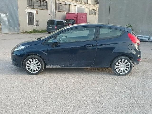 Usata Ford Fiesta 96 CV (70 kW) 2010 Blu Berlina