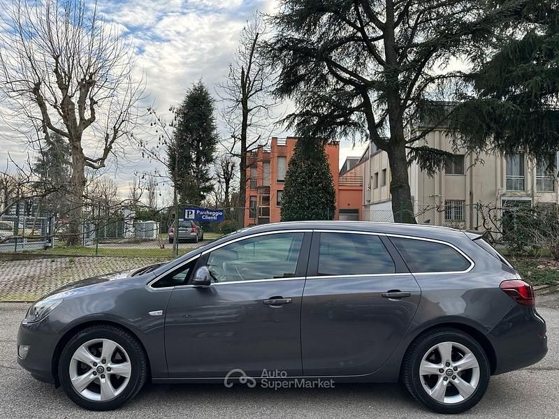 Usata Opel Astra Cosmo 160 CV (117 kW) 2011 Grigio Station wagon