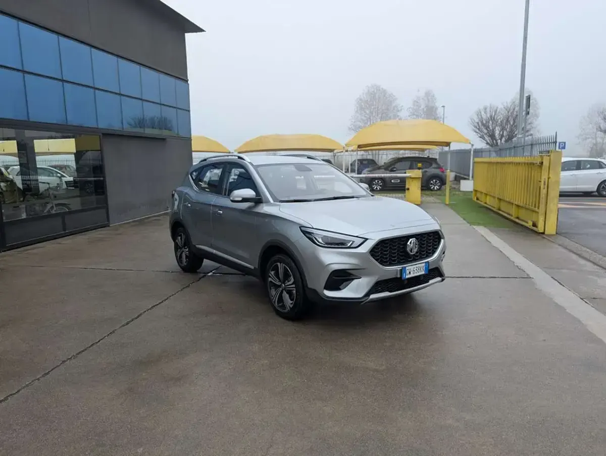 Usata MG ZS Luxury 106 CV (77 kW) 2024 Argento SUV