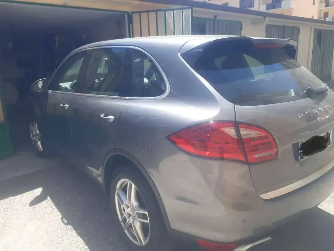 Usata Porsche Cayenne 245 CV (180 kW) 2012 Grigio SUV