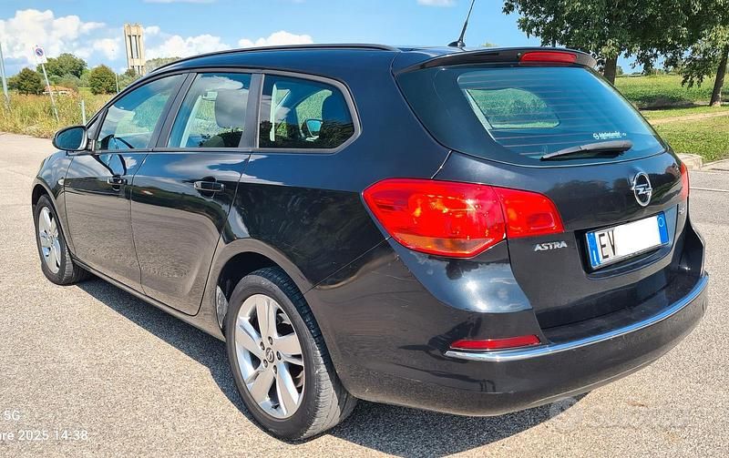 Usata Opel Astra 110 CV (80 kW) 2014 Nero Station wagon