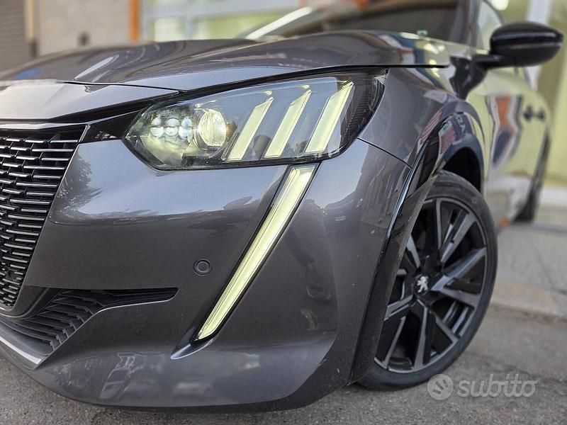 Usata Peugeot 208 GT 101 CV (74 kW) 2023 Grigio Utilitaria