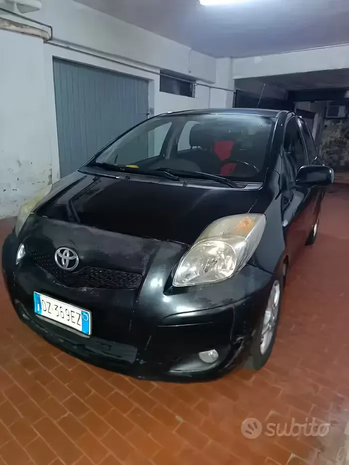 Usata Toyota Yaris Sol 100 CV (73 kW) 2010 Nero Utilitaria