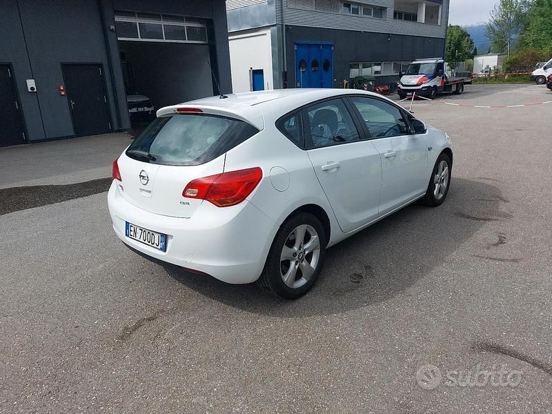 Usata Opel Astra 60 CV (44 kW) 2012 Bianco Berlina
