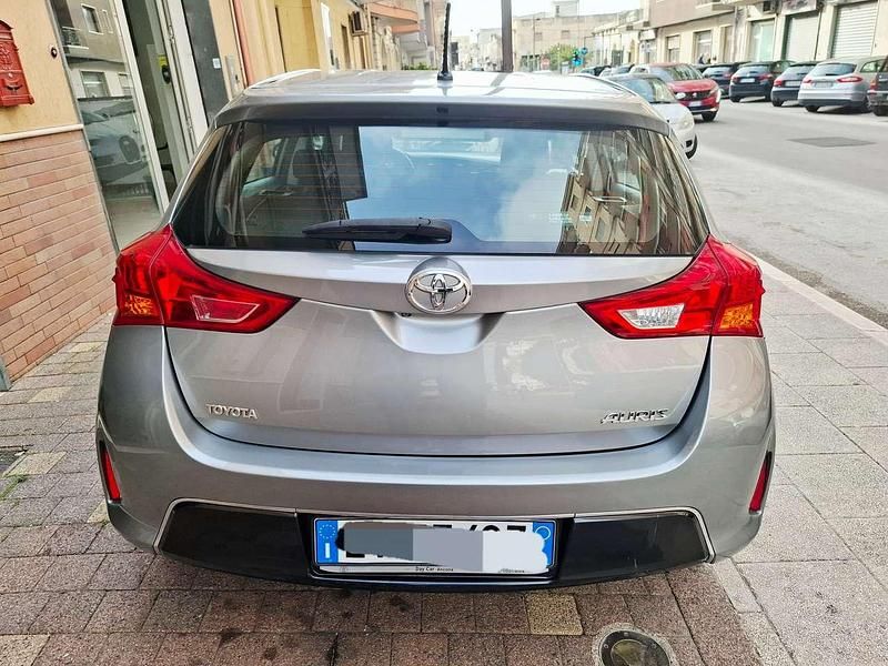 Usata Toyota Auris Lounge 90 CV (66 kW) 2014 Perlato Berlina