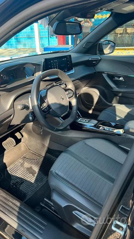 Usata Peugeot 2008 Allure 130 CV (95 kW) 2023 Nero SUV