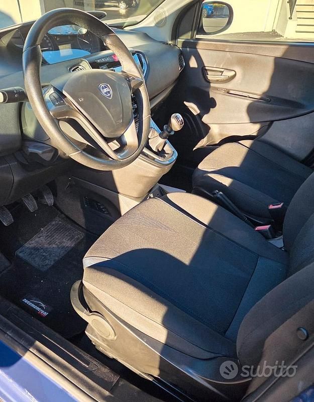 Usata Lancia Ypsilon Gold 69 CV (50 kW) 2019 Blu/azzurro Utilitaria