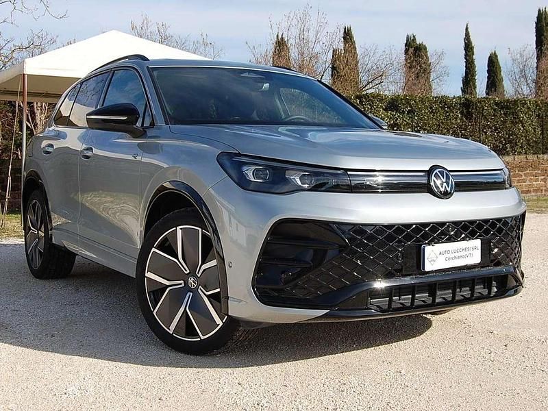 Nuova VW Tiguan R-line Plus 150 CV (110 kW) 2025 Dolomite silver metallizzato SUV