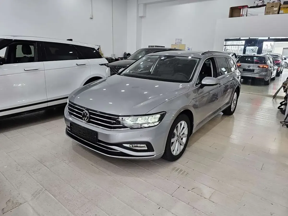 Usata VW Passat S 150 CV (110 kW) 2023 Pyrit silver Station wagon