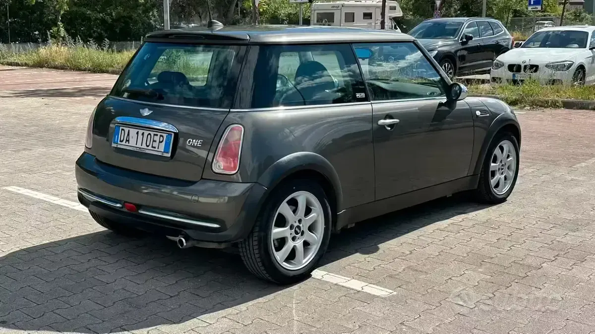 Begagnad Mini ONE 116 HK (85 kW) 2006 Brun Halvkombi
